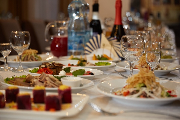 a set table in the restaurant - Банкет