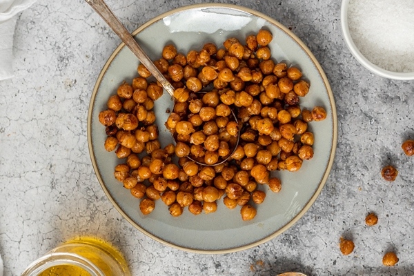 brown beans on white ceramic plate - Запечённый нут