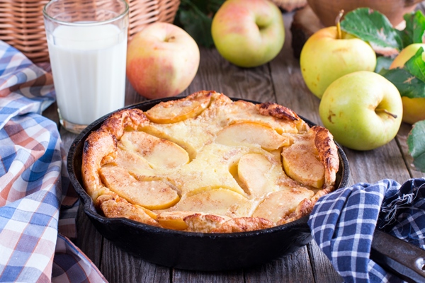 cinnamon apple dutch baby pancake iron pan - Шарлотка медовая