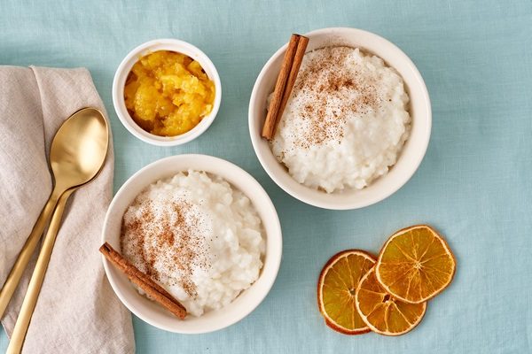 rice pudding comfort winter food two bowl of healthy vegan gluten free fodmap diet rotated - title=