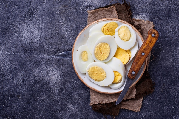 boiled sliced chicken eggs plate 1 - Салат с кальмарами, огурцами и яйцами