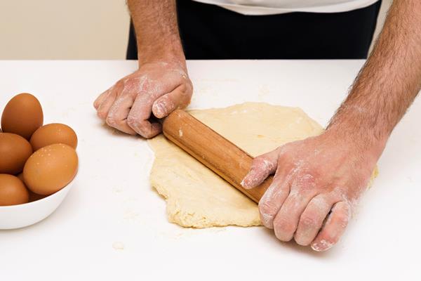 close up male making dough - Слоёный кулич "Краффин"