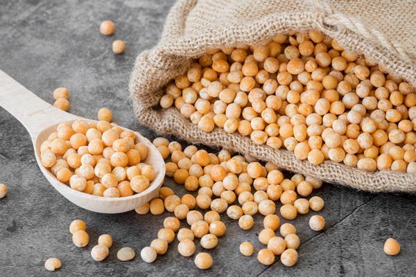 high angle chickpeas beans concept - Гороховые котлеты