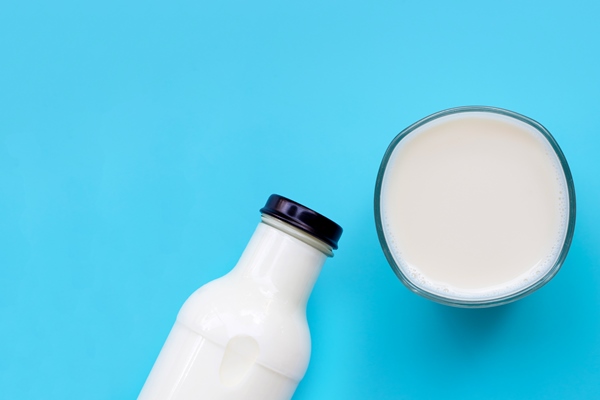 high angle view drink against blue background - Начинка для блинчиков из сыра и шпината