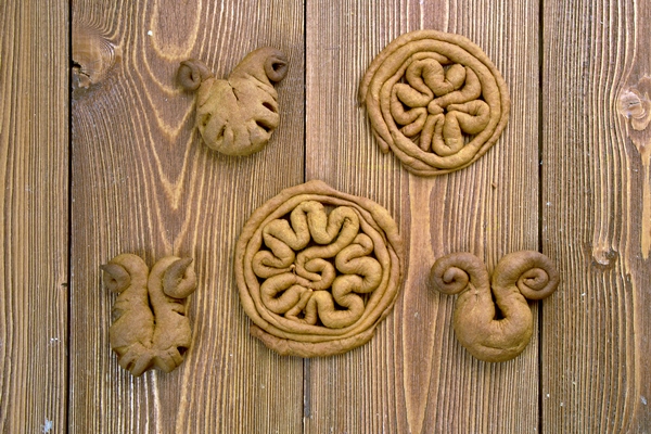 kozuli russian christmas gingerbread over wooden background close up traditional pagan rite pomeranian - Кулинарные традиции: пряники