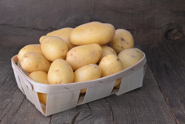 raw potatoes little tray rustic wooden background - Томатный суп в мультиварке, постный стол