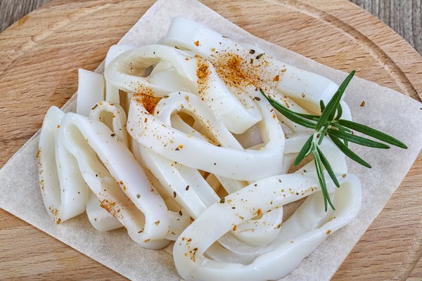 raw squid rings 1 - Салат с кальмарами, огурцами и яйцами