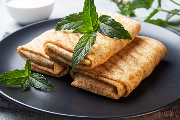 stuffed thin pancakes black plate with mint - Начинка для блинчиков из капусты и яиц