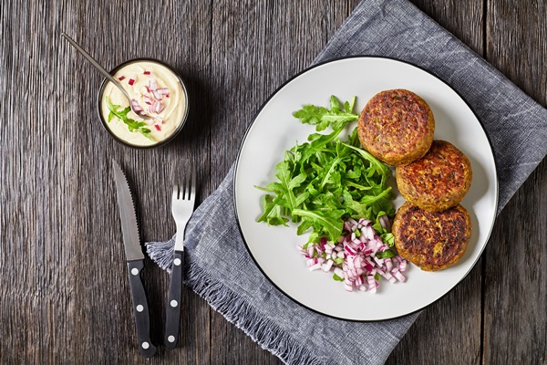 vegan lentil patties with rocket onion salad - Котлеты из нута