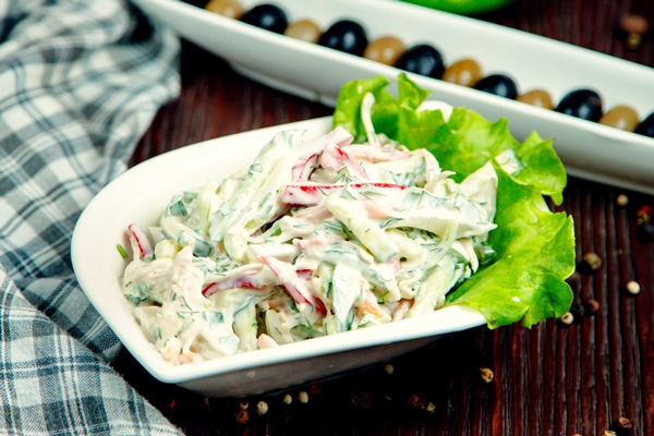 vegetable salad mayonnaise table - Салат с кальмарами, огурцами и яйцами