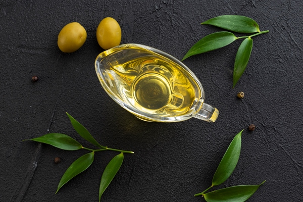bottle glass filled with olive oil - Овощная икра из шпината