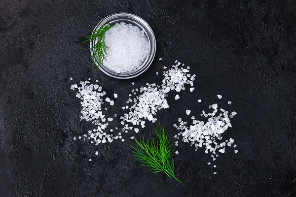 coarse salt crystals black table - Овощная икра из шпината