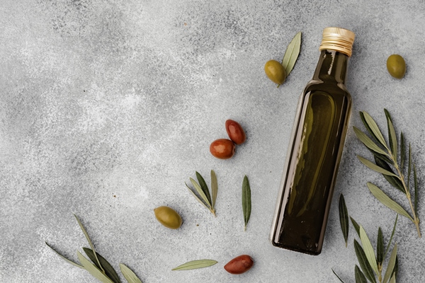 glass bottle with olive oil gray background - Настурция в кулинарии: соус из семян и листьев