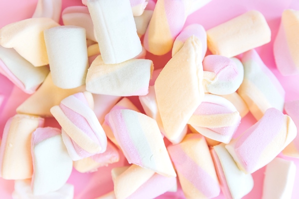 lots multicolored marshmallows - Глазурь для куличей из маршмеллоу