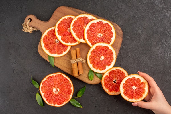 top view fresh grapefruit slices dark background - Цитрусовый чай