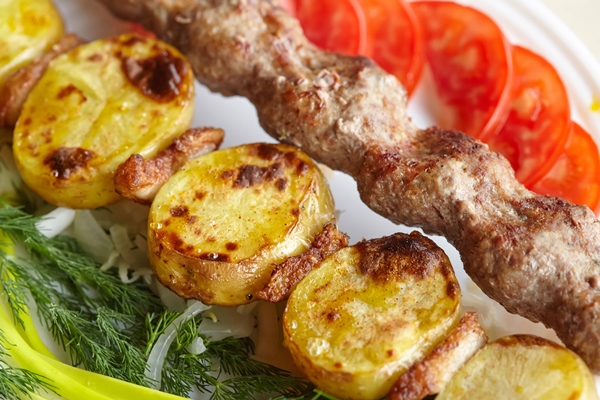 barbecue lula kbab with minced meat fresh vegetables greens - Шашлык из картофеля с салом