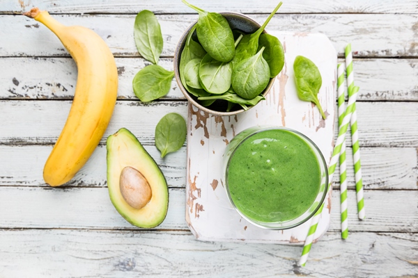 healthy green smoothie with spinach avocado banana chia seeds white - Смузи из шпината и авокадо с протеином