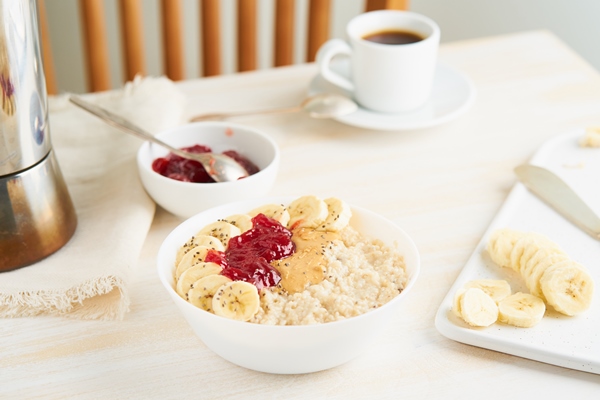 oatmeal porridge healthy vegan diet breakfast with strawberry jam peanut butter banana 1 - Овсяная каша с соевым протеином