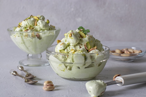 pistachio ice cream with nuts two transparent glass icecream bowl light gray background - Домашнее фисташковое мороженое