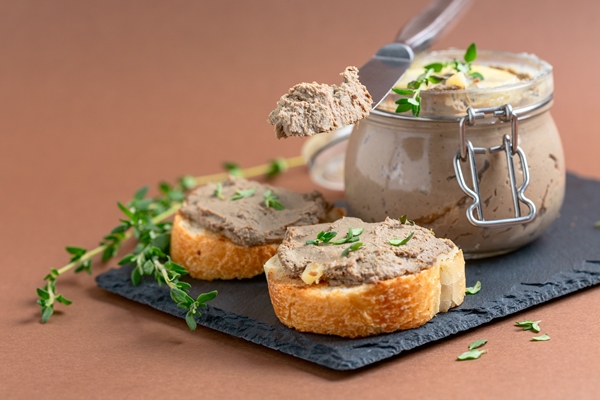 toasts with homemade liver pate - Паштет из утиной печени по-домашнему