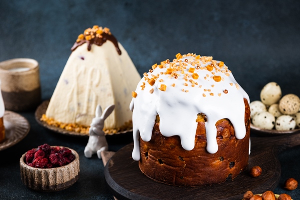 traditional ukrainian easter cake with marshmallow glaze cottage cheese paskha easter table with traditional dessert easter bunny russian kulich - Глазурь для куличей из маршмеллоу