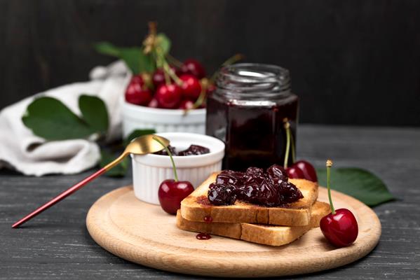 dessert arrangement with cherry jam - Варенье из черешни с пряностями