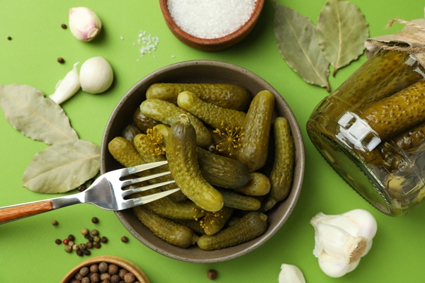 fresh pickles ingredients cooking green background - Маринованные огурцы без стерилизации