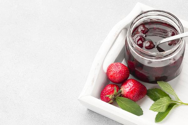 high angle strawberry jam frame - Клубника в собственном соку с лимонным соком