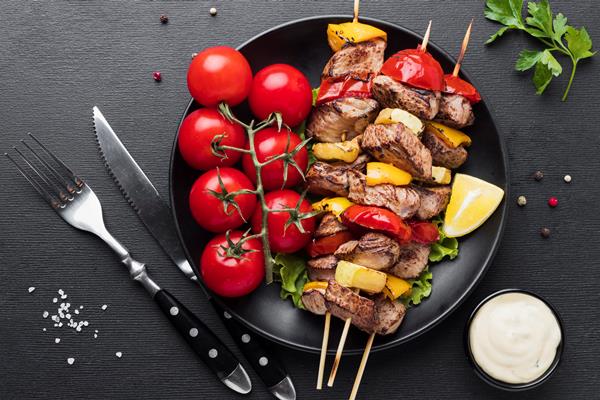 top view plate with delicious kebab tomatoes - Лучшие летние рецепты: что приготовить в жару
