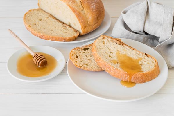 high angle bread slices with honey - Пампушки медовые с маком