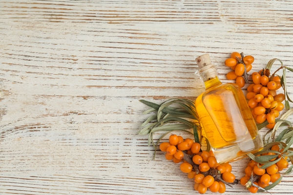 natural sea buckthorn oil fresh berries white wooden table flat lay space - Масло из облепихового сока