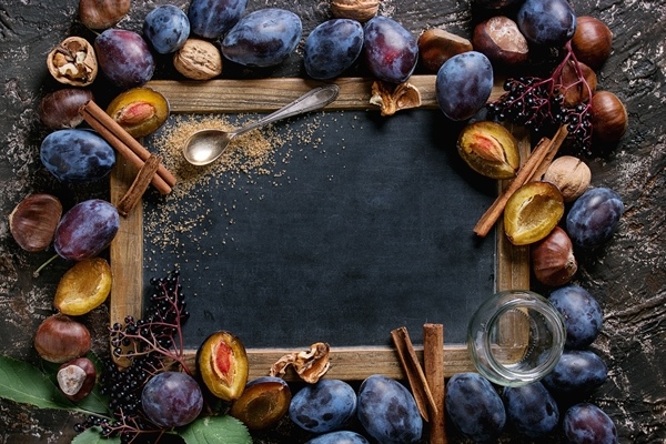plums walnuts with chalkboard 1 - Запечённое варенье из сливы с грецким орехом