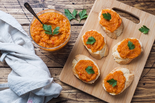 sandwiches with bread zucchini caviar tomatoes onions homemade vegetarian food copy space - Кабачковая икра с уксусом