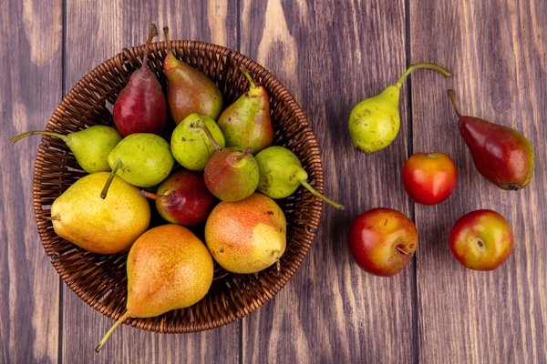 top view peaches basket with peach plum wooden surface - Груши в пюре из алычи