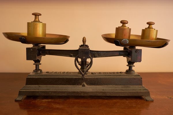 close up vintage weighing scale table - Старинные единицы измерения