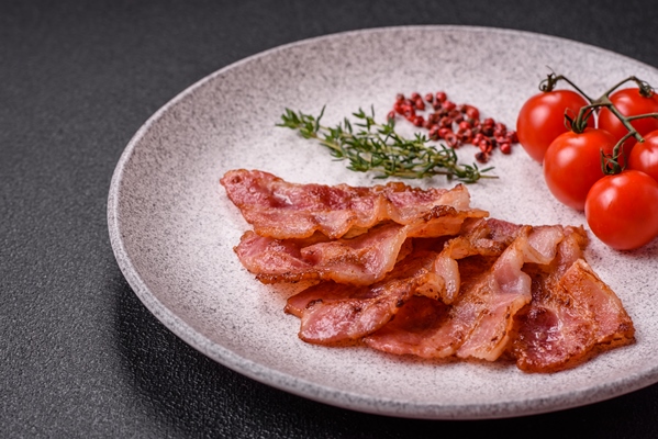 delicious crispy bacon grilled with salt spices - Шкварки