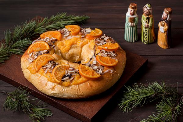 epiphany day food with sliced oranges miniature holy characters - Тирольский сдобный венец