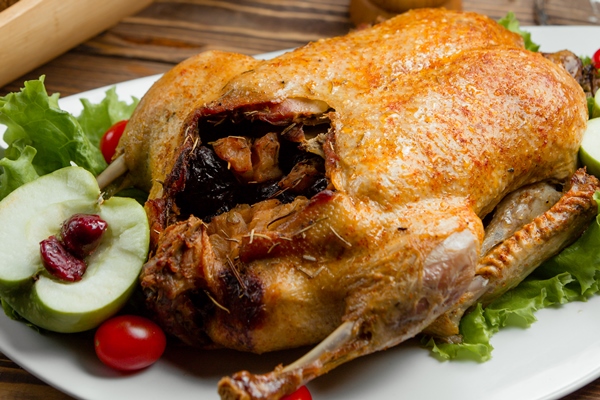 roasted whole stuffed chicken served with bread and red wine kopija - Ыштыкма по-туркменски