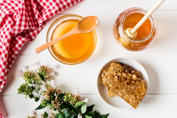 top view honey containers with honeycomb - Как проверить мёд на натуральность