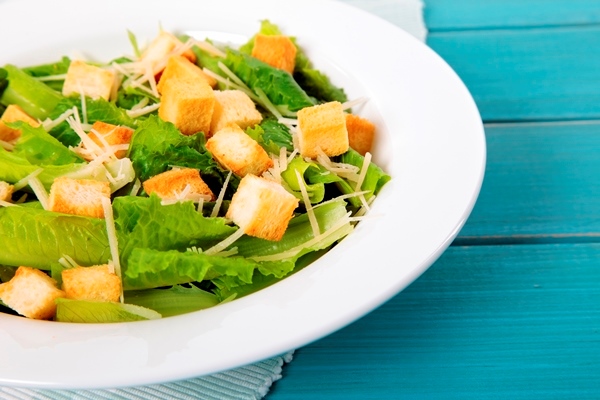 caesar salad blue picnic table - Салат-ассорти с сухариками