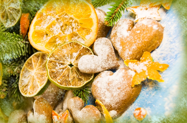 christmas background with fir branches cookies sprinkled with powdered sugar wooden board - Постные медовые пряники