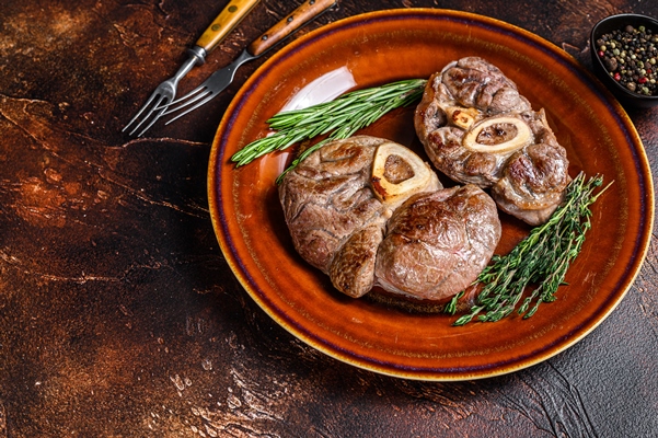 cooked meat bone osso buco veal shank italian ossobuco steak - Оссобуко