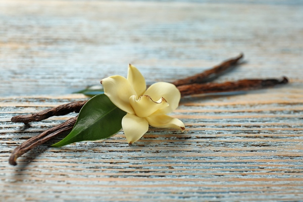 dried vanilla pods flower wooden background - Ваниль вместо перца