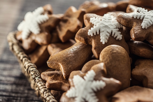 gingerbread christmas cookies kitchen table close up - Постные ржаные имбирные пряники