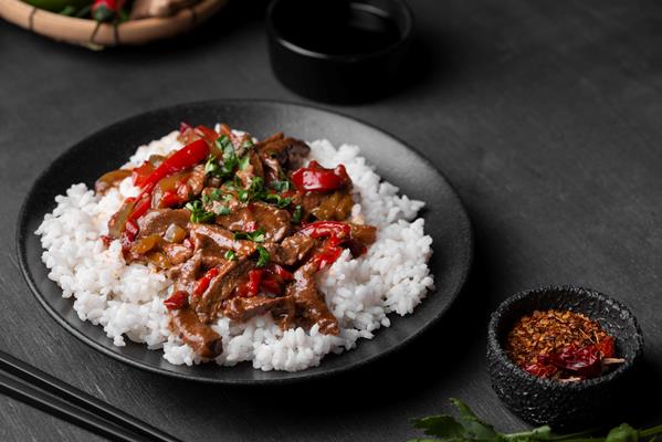 high angle asian rice dish with meat - Бефстроганов с грибами