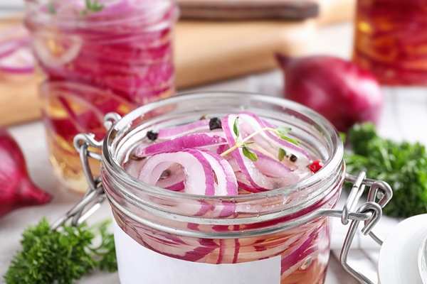 jar pickled onions table closeup - Маринованный лук для сельди и картофеля