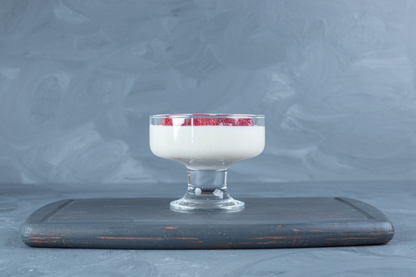 navy wooden board bowl rice pudding marble table - Молочно-ванильный кисель