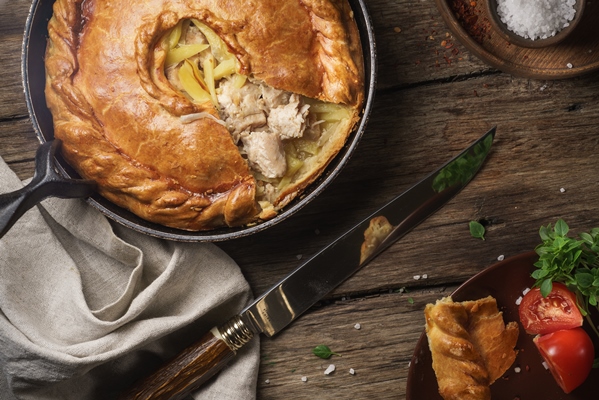 pie stainless steel bowl beside black handled knife - Пирог с курицей и картофелем