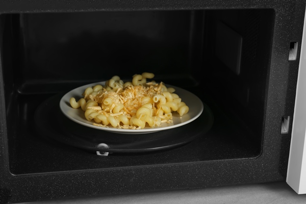 plate with pasta cheese microwave - Как равномерно прогреть блюдо в микроволновой печи