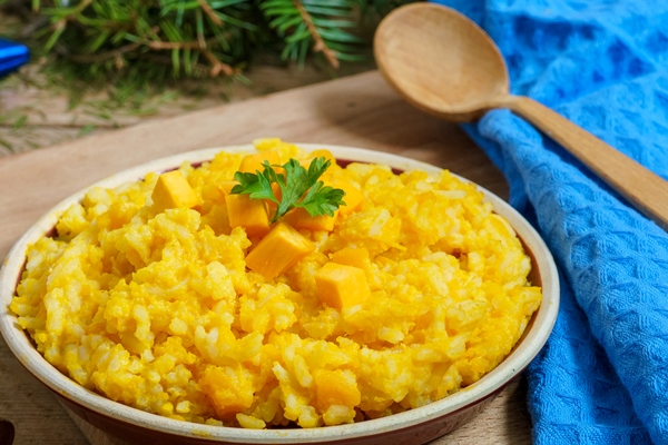 pumpkin rice porridge with christmas decoration blue gold colors - Перловая каша с куркумой